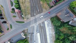 Stacja Grodzisk Wielkopolski, widok z lotu ptaka na przejazd kolejowo-drogowy oraz stację, 23.06.2023_Autor Anna Hampel_PLK SA (2)