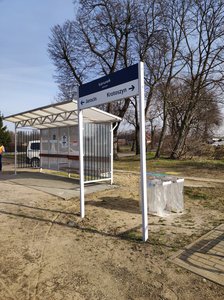 Przystanek Obra Stara - wiata i tablica z nazwą stacji