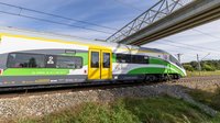 Ciechanów - pociąg przejeżdża pod wiaduktem pieszo-rowerowym, 20.09.2023_Łukasz Bryłowski
