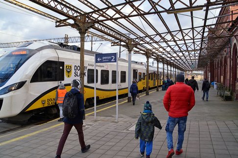 Węgliniec - 31.12.2019, pociąg przy peronie - fot. Krystian Nowek