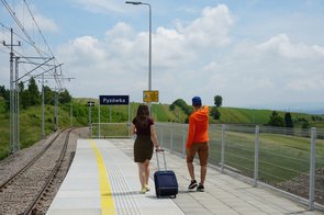 Pasażerowie na przystanku Pyzówka, 26.06.2021 r, Autor. Błażej Mstowski, PKP Polskie Linie Kolejowe S.A. (9) 