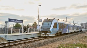 Pociąg na przystanku Parczew Kolejowa, 30.12.2021 r. Autor. Anna Hampel, PKP PLK S.A. (2)