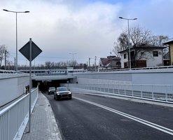 Samochody przejeżdżają pod nowym tunelem w al. Piłsudskiego w Sulejówku, nad tunelem jedzie pociąg. fot. Anna Znajewska-Pawluk