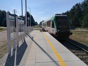 Pociąg na przystanku Płociczno koło Suwałk
