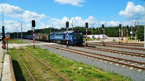 Pociągi na przejeździe w Siemianowcach. T.Lotowski__PKP_Polskie_Linie_Kolejowe_S.A