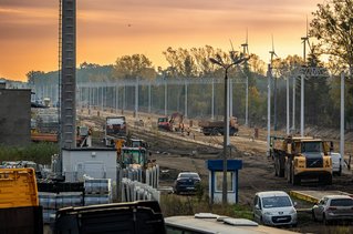 Modernizacja stacji Korsze, widok na prace, maszyny budowlne i ekipy pracowników, Dawid Linkowski, PKP Polskie Linie Kolejowe S.A
