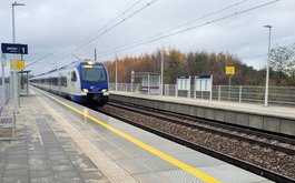 Pociąg na przystanku Ruda Wielka