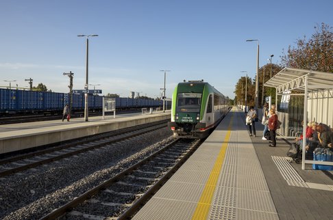 Czeremcha, pociąg przy krawędzi peronu, 23.10.2019, fot. Ł. Bryłowski