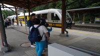 Podróżni i pociąg na przystanku Jedlina-Zdrój_01.07.2023_autor Jakub Żarkowski_źródło PKP Polskie Linie Kolejowe S.A.