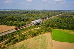 Most nad Kanałem Gliwickim, pociąg na torach, widok z góry
