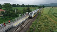 Pociąg na przystanku Burkatów_01.07.2023_autor: Jakub Żarkowski_źródło PKP Polskie Linie Kolejowe S.A.