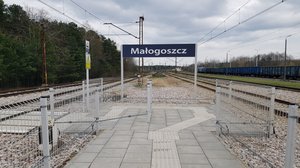 Dojście do nowego peronu na przystanku Małogoszcz
