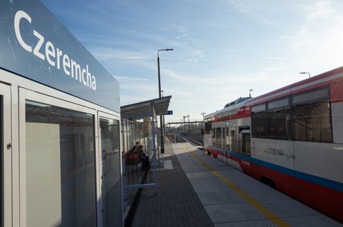 Czeremcha, pociąg przy krawędzi peronu, 21.09.2020 fot. Ł. Bryłowski.jpg