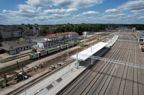 Stacja Ełk Osobowy z lotu ptaka, 30.05.2023 r., Szymon Grochowski, źródło PKP Polskie Linie Kolejowe S.A.