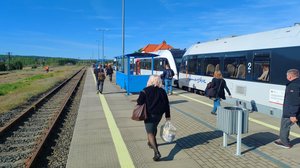 Pociąg przy peronie i podróżni na stacji Somonino. fot. Przemysław Zieliński
