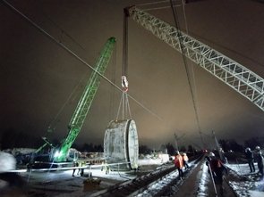 Łódź tunel - przenoszenie nad torami elementu małego TBM_ul. Skarpowa_Żniwna_20.01.2024_PLK SA