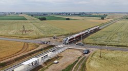 Nowy przystanek Adamowo, pociąg zbliżający się do stacji_23.06.2023 r., Autor Anna Hampel_PLK SA