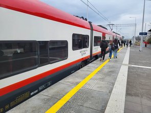 Pociąg na przystanku Miłosław