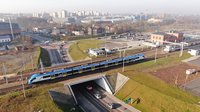 Pociąg przejeżdzający przez wiadukt, po prawej stronie stacja Dąbrowa Górnicza, 15-03-2024, fot. Krzysztof Ścigała