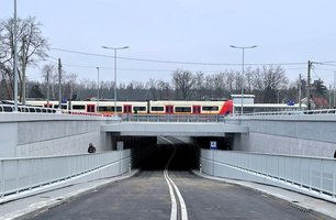 Nowy tunel pod torami w Sulejówku, nad wiaduktem jedzie pociąg, Fot. Dorota Kuźmińska