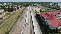 Widok z góry na perony stacji Zegrze Południowe, widać Jezioro Zegrzeńskie i pobliski dom, fot. A.Lewandowski, P.Mieszkowski