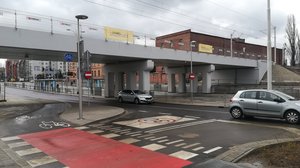 Przebudowany wiadukt kolejowy nad ul. Długą we Wrocławiu; na zdjęciu nowe konstrukcje wiaduktu