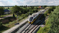 Pociąg na przystanku Pszenno, widok z drona_23.06.2022_PLK SA