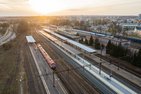Stacja Piła Główna, widok z lotu ptaka, pociąg na stacji - Łukasz Hachuła - 16.04.2020 r. PKP Polskie Linie Kolejowe S.A. (1)
