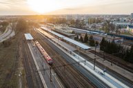 Stacja Piła Główna, widok z lotu ptaka, pociąg na stacji - Łukasz Hachuła - 16.04.2020 r. PKP Polskie Linie Kolejowe S.A. (1)