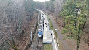 Przystanek Ustka Uroczysko - widok z drona, pociąg na stacji, pasażerowie na peronach_22.03.2023_PLK SA