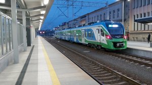 Pociąg PKA stoi przy peronie na stacji Rzeszów Główny fot. Kamil Mergel