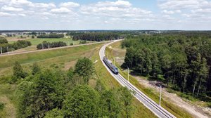 Pociąg regionalny jedzie łącznicą niedaleko Czarncy, zdjęcie z lotu ptaka__fot._Piotr_Hamarnik