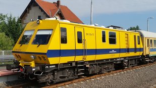 Drezyna pomiarowa EM120z-73 stojąca w torze przy peronie